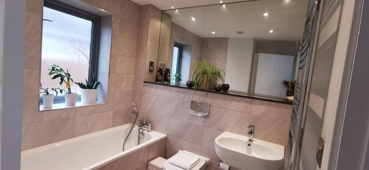 Modern City Centre House With Free Parking Canterbury Bagian luar foto