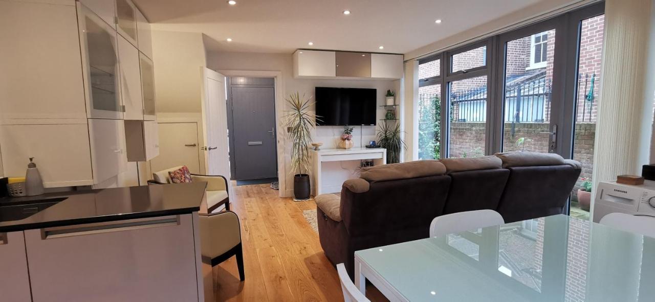Modern City Centre House With Free Parking Canterbury Bagian luar foto