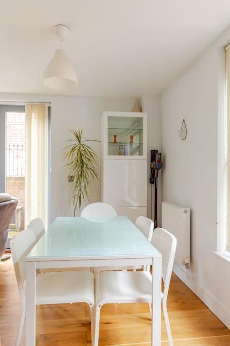 Modern City Centre House With Free Parking Canterbury Bagian luar foto