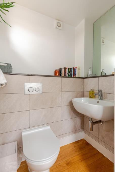 Modern City Centre House With Free Parking Canterbury Bagian luar foto