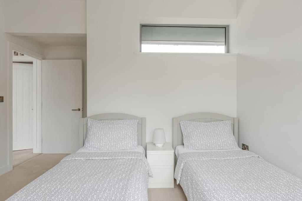 Modern City Centre House With Free Parking Canterbury Bagian luar foto