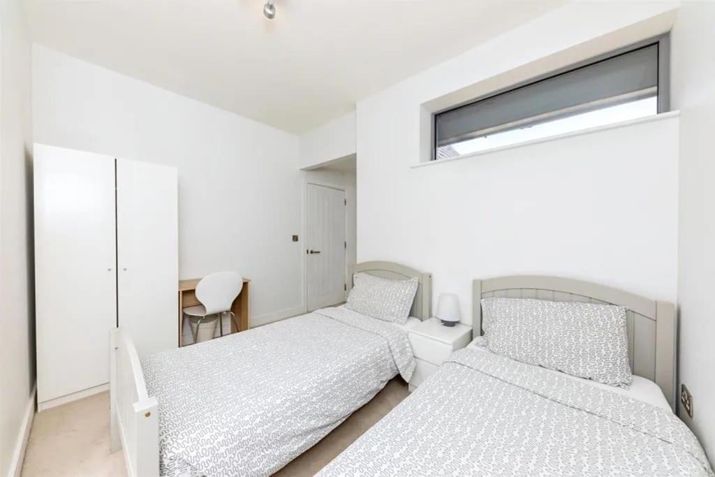 Modern City Centre House With Free Parking Canterbury Bagian luar foto