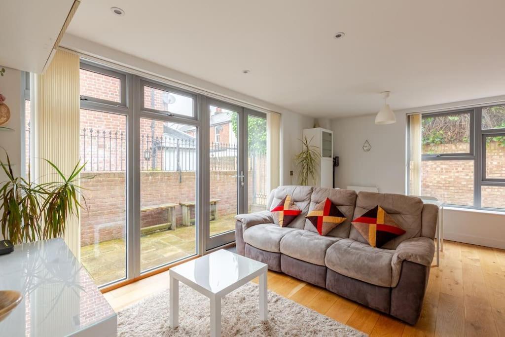 Modern City Centre House With Free Parking Canterbury Bagian luar foto
