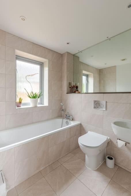 Modern City Centre House With Free Parking Canterbury Bagian luar foto