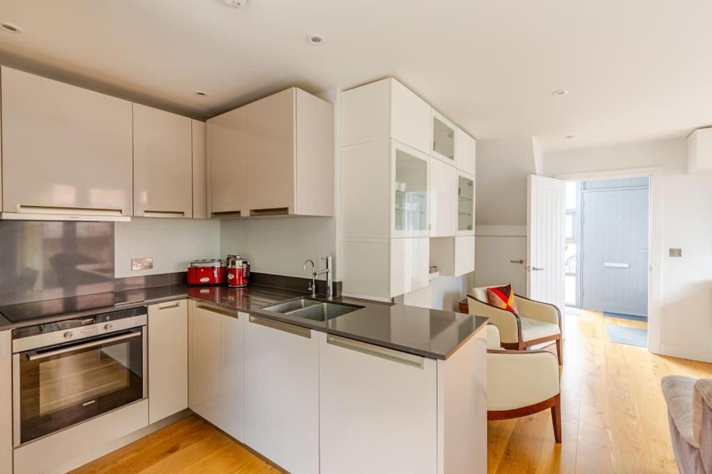 Modern City Centre House With Free Parking Canterbury Bagian luar foto
