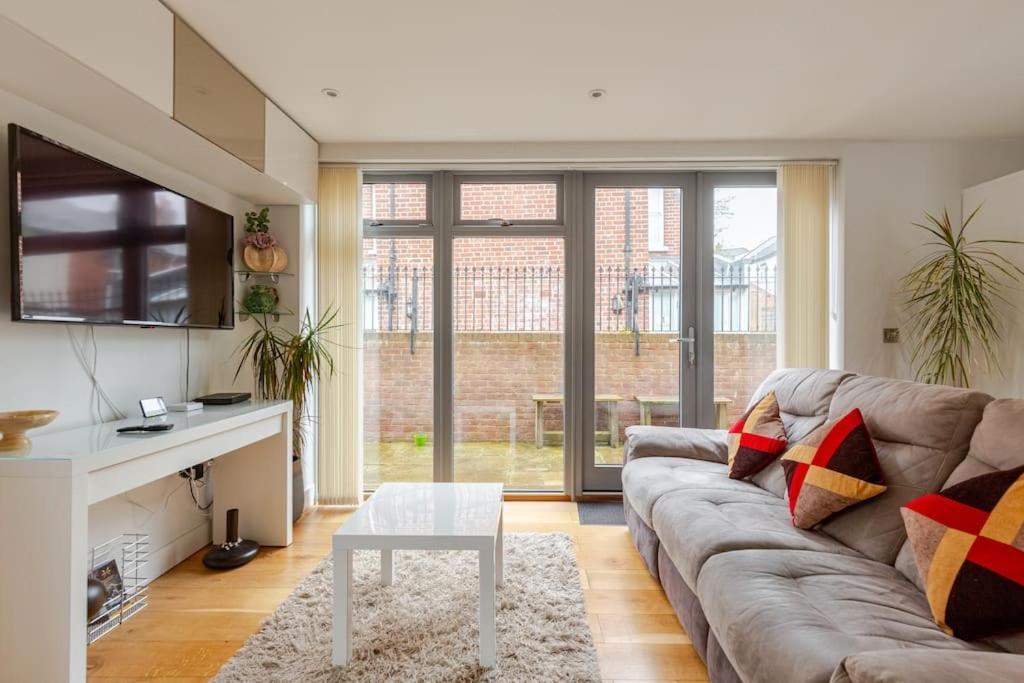 Modern City Centre House With Free Parking Canterbury Bagian luar foto